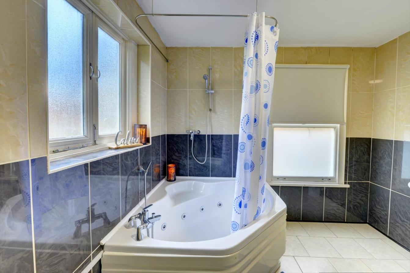 Apartment Spacious Haven Near Of
